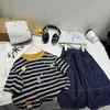 Conjunto de 2 Peças Infantil Verão 2026 Novidade Estilo Auroral Estampa de Listras Pretas Camiseta Calça Jeans Fina de Três Quartos Versátil Tendência