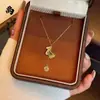 Tienda de Oro Mismo Estilo Collar de Corazón Picado Chapado en Oro Alta Retención de Color Floral Mariposa Moneda de los Cinco Emperadores Collar Venta al por Mayor