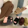 Chinelos femininos peludos com tira cruzada e sola grossa, nova coleção outono/inverno 2026, chinelos casuais de pelúcia para exterior, design moderno