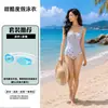 Traje de baño entero dulce con tirantes para mujer, diseñado para realzar el busto y crear un efecto adelgazante, perfecto para la playa. Presenta un patrón de cuadros triangulares, un diseño sin tirantes y un cordón