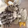 Cardigan Suéter Jaqueta Retrô Infantil 2026 Primavera Novo Estilo Colete Tricotado Camisa Xadrez Menino Conjunto de Três Peças