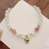 Pulsera de cuentas de ópalo con diseño de nicho para niña, nueva pulsera de cuentas de primavera y verano con colgante de metal y cristal de fresa.