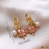 Aretes de perla con trébol de cuatro hojas rosa de diamantes completos para mujer, nuevo diseño de nicho, únicos y hermosos, accesorios elegantes para la oreja