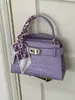 Bolso de Mano Cuadrado Pequeño de Moda para Mujer Modelo Nuevo 2026 Bolso Cruzado Versátil para el Trabajo y Salir con un Toque de Alta Gama