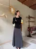 Alfaiataria 3D/design verde-matcha básico fácil de usar, excelente caimento, ombros retos, modelagem que afina a silhueta, corte multipainel, camiseta de manga longa desconstruída com costura de quatro agulhas