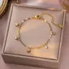 Pulsera de Acero de Titanio con Diamantes Color Verde Margarita de Lujo Ligero Francés para Mujer Moda Versátil Nuevo Sentido de Alta Gama Joyería de Mano Sin Decoloración