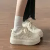 Zapatillas blancas populares para mujer, nuevo modelo primavera 2026, casuales y transpirables, versátiles, con plataforma gruesa chic que aumenta la altura, para estudiantes