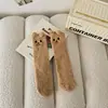 Serie Oso de Mantequilla Calcetines de Coral Fleece Sin Pelo para Mujer Otoño e Invierno Espesos Cálidos Lindos Calcetines Bordados Calcetines para Dormir Venta al por Mayor