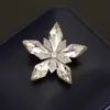 Pin Elegante de Luxo Leve com Floco de Neve de Cristal Artificial Tricolor e Zircônia Microincrustada, Versátil, Flor Dourada, Acessórios Anti-luz para Mulheres