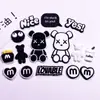 Muñeco de oso violento sentado accesorios de goma blanda oso blanco y negro zapatillas con agujeros decoraciones funda de teléfono móvil refrigerador parche DIY