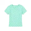 Camiseta blanca de manga corta con lunares estilo coreano para mujer, nueva colección verano 2026, con un elegante diseño en los hombros, un corte único y favorecedor.