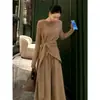 Conjunto Elegante de Roupa Novo Estilo 2026 com uma Vibe Relaxada, Suéter de Tricô Cinza Retrô e Calça de Cintura Alta Conjunto de Duas Peças para Outono e Inverno