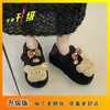 Cómodas pantuflas de algodón cerradas para uso en casa, modelo nuevo de invierno 2025, lindas pantuflas peludas de tacón alto con lazo de oso para mujer