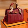 Bolso de Mano de Lujo Ligero para Madre 2023 Nuevo Estilo Bolso Atmosférico para Mujer Bolso Cruzado para Mediana Edad Bolso Rojo de Boda de Alta Gama