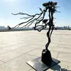 Escultura de pino de bienvenida de acero inoxidable, una pieza de arte metálico de pie para vestíbulos de hoteles y oficinas de ventas, hecha a medida para paisajismo interior