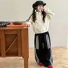 Conjunto de Sudadera con Cuello Alto Bordada a Rayas para Niñas, Nuevo Otoño 2026, con Pantalones Casuales Anchos a Rayas para Primavera y Otoño