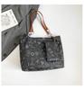 Bolsa Casual Fashion Retrô Feminina Outono 2025 Nova Bolsa Tote de Grande Capacidade Estilo Ocidental Portátil para o Dia a Dia Bolsa de Ombro