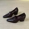 Sapatos de couro silenciosos estilo retrô francês de pele de carneiro com bico quadrado e salto grosso para mulheres, mocassins versáteis de couro genuíno para o trabalho