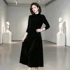 Vestido Feminino Plus Size de Veludo Dourado Liso com Botões e Gola Redonda Outono Inverno Casual Transfronteiriço Elegante Saia Longa em Linha A Acima do Joelho