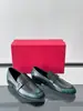 Mocasines de cuero genuino brillantes estilo italiano para hombre, zapatos formales de cuero slip-on con hebilla metálica FRGM, suministro en tallas grandes para comercio transfronterizo en el extranjero