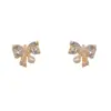 Brincos Studs Pequenos de Zircônia e Pérola com Laço Exquisitos da Moda Japonesa Coreana para Mulheres Elegantes de Luxo Leve Versáteis Super Brilhantes Atacado