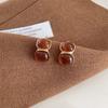 Pendientes retro artísticos de Maillard Brown con diseño de pendientes de color ámbar florecientes, elegantes pendientes blancos de alta gama.