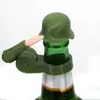 Soldado Saludo Botella de Cerveza Casco Soldado de Amazon Saludo Botella de Cerveza Casco