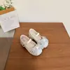 Sapatos de couro para meninas, nova coleção outono 2026, tecido brilhante dourado e prateado, sapatos de couro de luxo estilo francês, laço de cristal transparente, sapatos infantis