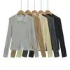 T400-26 Camisa polo canelada estilo coreano de outono com design vazado, mangas compridas e silhueta justa para mulheres