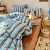Juego de ropa de cama de cuatro piezas estilo Ins, con bloques de color color sal marina, de terciopelo de leche engrosado para otoño e invierno, que incluye una sábana cálida, una funda de edredón y una sábana bajera ajustable, adecuado para dormitorios de estudiantes