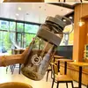 Botella de agua de plástico de gran capacidad con correa y pajilla, taza espacial portátil de mano para exteriores, fitness, senderismo y deportes, estilo coreano