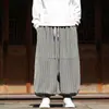 Novas calças masculinas estilo chinês de veludo cotelê com listras verticais e design de lanterna, com cintura de cordão, pernas largas e um caimento relaxado e oversized.