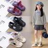 Zapatillas infantiles con puntera de concha, nuevos zapatos sencillos de estilo coreano para niñas Otoño 2026, zapatos casuales de suela blanda con estampado de estrellas para niños mayores, modernos