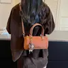 Nuevo bolso de mano de ante 2026 para el día a día, bolso cruzado para mujer estilo vintage, estilo Boston con una estética de nicho