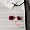 Brincos de Coração Vermelho de Veludo Design de Nicho Brincos Vermelhos de Alta Qualidade para Mulheres 2025 Novos Brincos Retrô Únicos