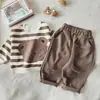 Conjunto infantil estilo coreano para primavera e outono, nova blusa de moletom bordada com urso de desenho animado para meninos e meninas, conjunto casual de duas peças listrado para bebês
