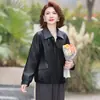 Moda de Outono Qiaoyaying: Jaqueta Curta para Mulheres de Meia-Idade e Idosas, Elegante Casaco de Couro Estilo Biker com Gola Reversível para Mães