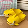 Ventas directas del fabricante original: Nuevas pantuflas con temática de tiburón para mujer, diseño de dibujos animados de verano en EVA, adecuadas para uso en casa y baño, y con suela antideslizante.
