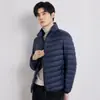 90 plumón Hombres Cuello alto Chaqueta de plumón Ligera Corta Talla Grande Ligera Estilo Occidental Plumón de Pato Blanco Chaqueta de plumón Pinghu Chaqueta de plumón Venta al por mayor