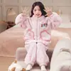 Pijama infantil com fechamento em zíper, fleece de coral espessado para outono e inverno, com estampas de desenhos animados fofas, adequado para meninas e crianças maiores, e perfeito como roupa de casa estilosa para o outono.
