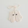 Guantes de Punto para Niños Estilo Ins de Invierno Color Crema Bordado de Corazón Manoplas de Lana para Bebé de Cuello Halter