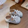 Zapatos Nuevos de Malla Tejida Transpirables para Niñas Primavera/Verano 2026, Zapatos de Perlas y Moños para Niñas Pequeñas, Zapatos de Piel, Sandalias Caladas
