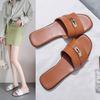 Sandálias Femininas Slip-On Pequenas com Fivela Prateada Estilo Coreano, Sandálias Baixas com Fivela French Lock para Verão 2026, Meio Chinelos Femininos para Uso Externo