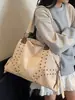 Bolso bandolera retro de otoño e invierno para mujer, nuevo bolso tote de moda y genial con tachuelas 2025, bolso de mano de gran capacidad para viajes