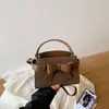 Bolsa quadrada pequena da moda 2026 bolsa transversal retrô de nicho bolsa de ombro versátil e estilosa para o dia a dia novo estilo
