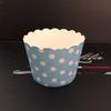 Pequeno mecanismo de alta temperatura cupcake cupcake muffin cupcake cupcake armário de alta temperatura resistente a altas temperaturas forma de amor fundo azul ponto branco