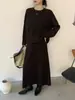 Novo Conjunto de Moda Outono/Inverno 2026: Conjunto de Duas Peças: Suéter de Tricô com Ponto Cable, Gola Redonda e Manga Longa Combinado com Saia de Tricô Lisa