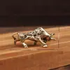 Los adornos de metal son artículos decorativos pequeños de venta caliente transfronteriza, con animales de dibujos animados creativos y diseños retro personalizados.