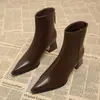 Combina con jeans y botines para mujer 2026 Nuevas faldas a juego botines tacón grueso tacón medio adelgazante otoño e invierno botas de tacón alto nude