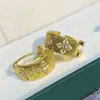 Versa Nuevo Estilo de Pista Italiano Cepillado Doble Color Anillo de Tela Artesanal Dorado Pendientes Chapados en Oro Real Traje